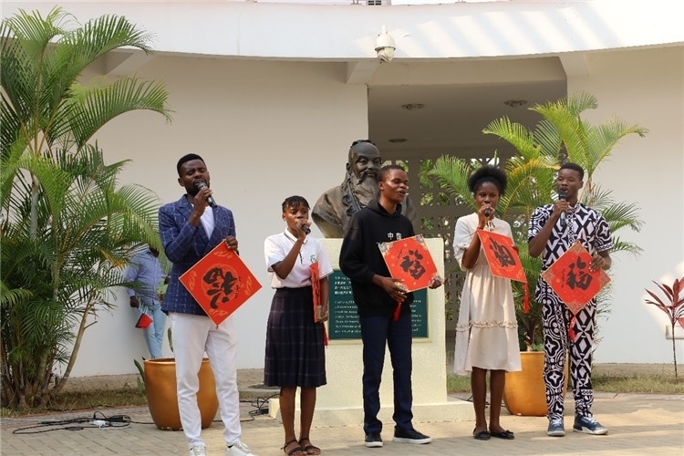 孔院學(xué)生演唱歌曲《故鄉(xiāng)的云》。內(nèi)圖大學(xué)孔子學(xué)院供圖