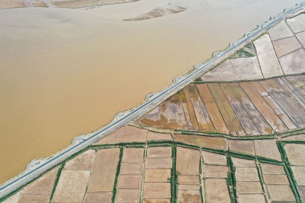 2024年5月26日在內(nèi)蒙古巴彥淖爾市臨河區(qū)拍攝的黃河（無人機(jī)照片）。巴彥淖爾市位于黃河“幾字彎”北端，擁有富饒的河套灌區(qū)，引黃灌溉面積達(dá)1000多萬畝。近年來，在引黃灌溉工程支撐下，河套灌區(qū)年均糧食總產(chǎn)量達(dá)60億斤以上。