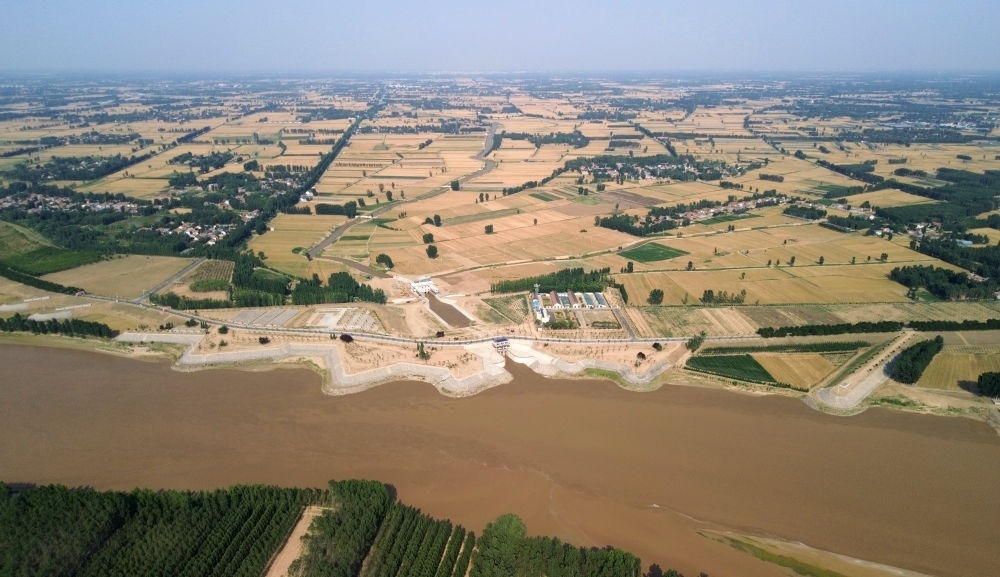 2024年6月19日，位于黃河高青段的馬扎子引黃閘開閘引水（無人機(jī)照片）。5月1日至6月18日，山東省累計(jì)啟用引黃閘63座，引黃河水量10.06億立方米，保障農(nóng)業(yè)灌溉需求。