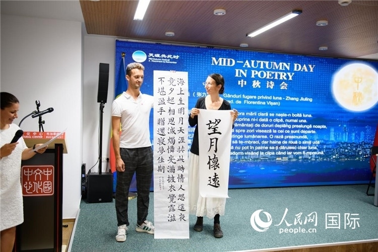 現(xiàn)場的羅馬尼亞書法愛好者書寫并展示作品。傅永山攝