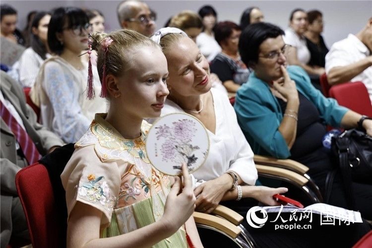 現(xiàn)在嘉賓觀看表演。傅永山攝