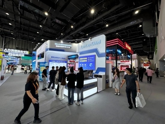 觀眾在展區(qū)了解相關金融服務。人民網(wǎng)記者 黃盛攝