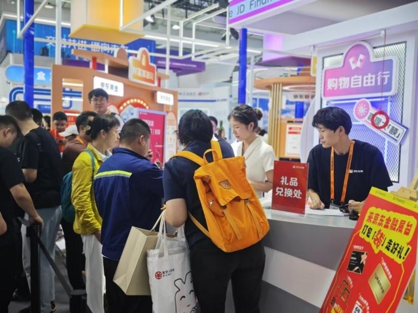 觀眾在金融服務展區(qū)體驗展臺的互動活動。人民網(wǎng)記者 黃盛攝