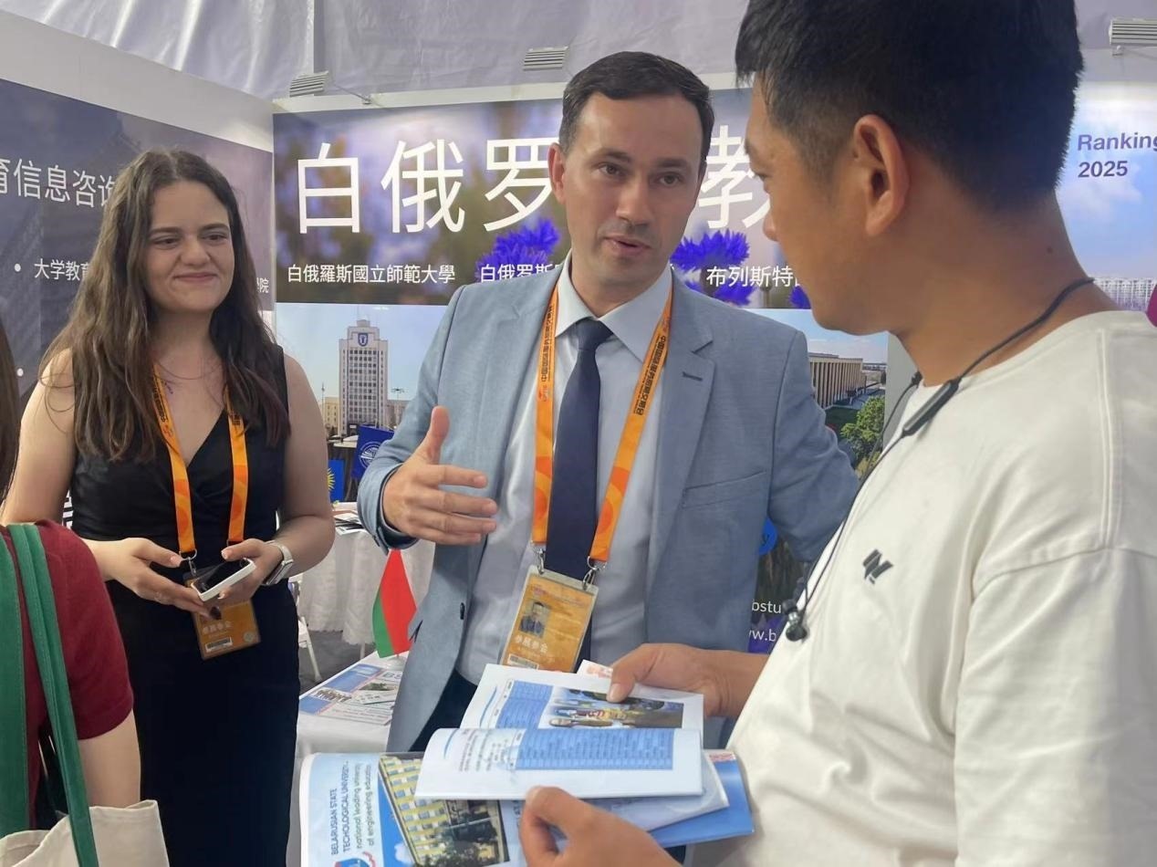 觀眾在展臺(tái)咨詢。人民網(wǎng)記者 何旭攝