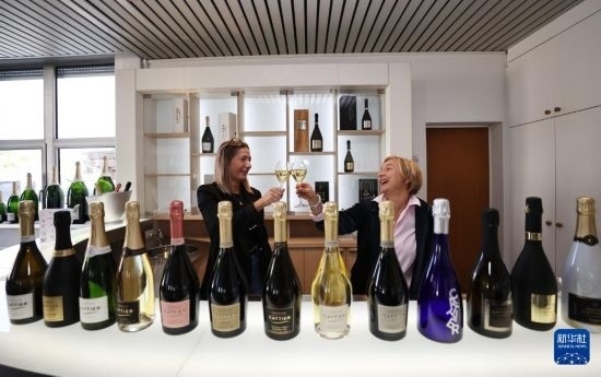 9月13日，在法國蘭斯附近的希尼萊羅斯，人們在佳醍亞總部享用香檳酒。新華社記者 高靜 攝