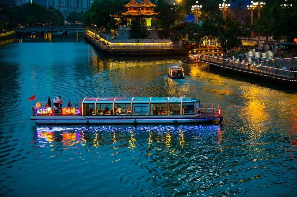 成都“夜游錦江”火鍋船。（唐斌治 攝）
