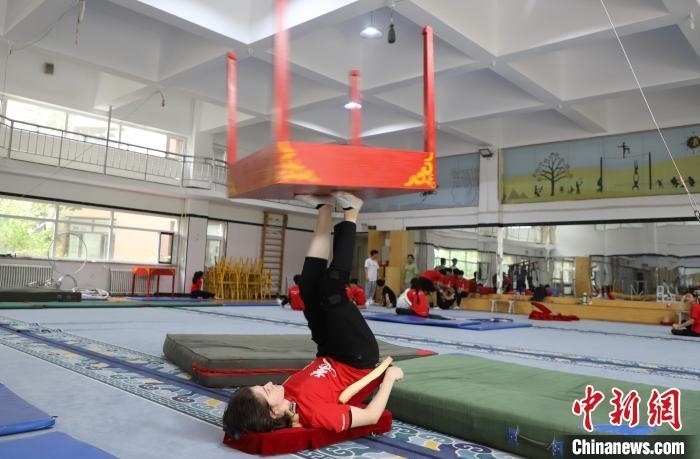 9月13日，美國雜技學(xué)員杰克正在中國“雜技之鄉(xiāng)”吳橋練習(xí)“蹬技”。 馬天龍 攝