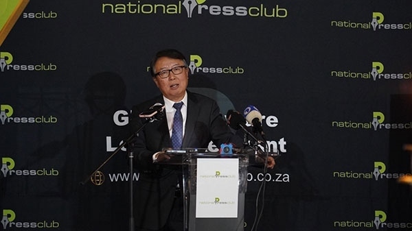 駐南非大使吳鵬出席中國駐南非使館同南國家新聞俱樂部聯(lián)合舉辦的中非合作論壇峰會成果宣介會并發(fā)表主旨講話。人民網 劉暢攝