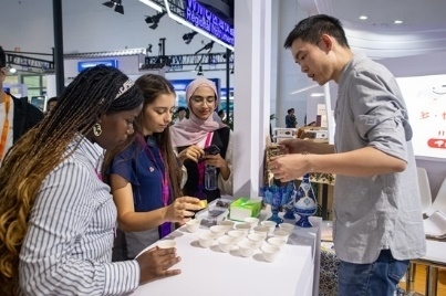 觀眾正在品嘗伊朗的藏紅花茶。人民網記者 翁奇羽攝