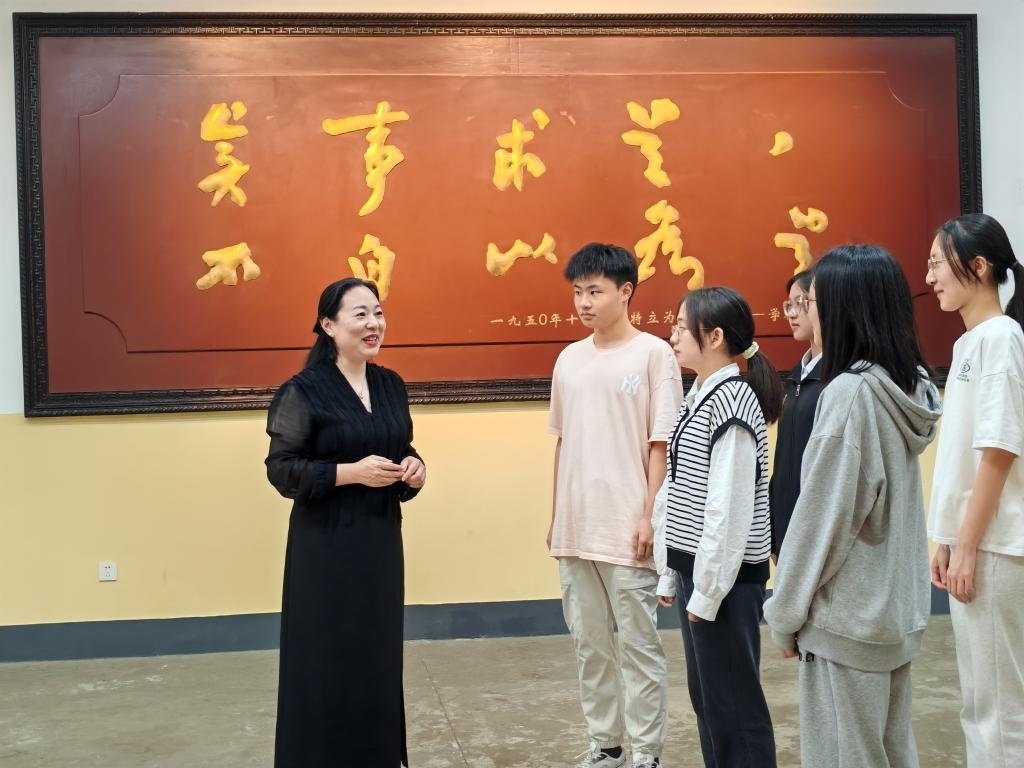 湖南第一師范學(xué)院思政課教師正在為學(xué)生講述紅色校史。（受訪者供圖）