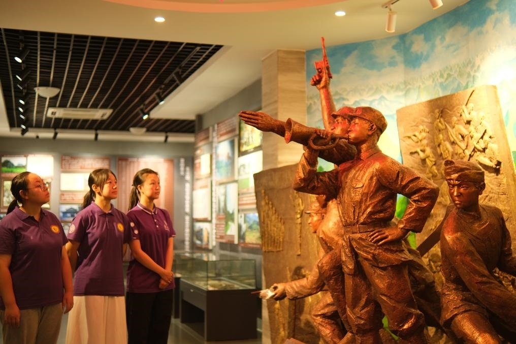 7月26日，南開大學(xué)實踐隊在環(huán)江革命陳列館了解毛南族人民在黨的領(lǐng)導(dǎo)下進行革命斗爭的歷程。（受訪者供圖）