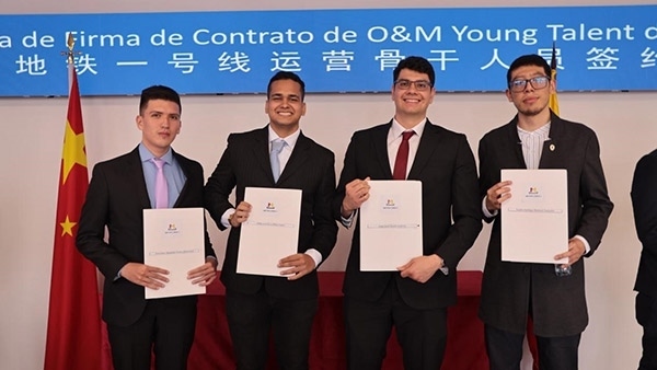 當(dāng)?shù)貢r(shí)間9月13日，40名哥倫比亞青年與中企承建運(yùn)營的波哥大地鐵一號線項(xiàng)目簽約，不久將前往中國進(jìn)行為期15個(gè)月的專業(yè)地鐵知識培訓(xùn)。圖為部分學(xué)員在簽約儀式上展示所簽的協(xié)議。 波哥大地鐵一號線項(xiàng)目供圖