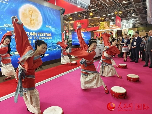 “你好！中國(guó)”展臺(tái)開(kāi)幕式上的中國(guó)傳統(tǒng)舞蹈表演。人民網(wǎng)記者 尚凱元攝