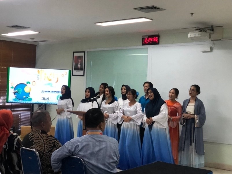 阿拉扎大學(xué)中文系學(xué)生演唱中文歌曲?；顒?dòng)主辦方供圖