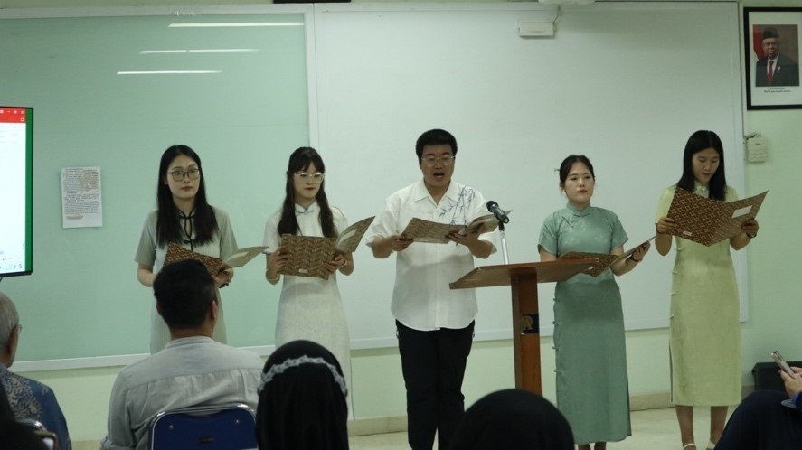 阿拉扎大學(xué)孔子學(xué)院志愿者教師表演詩朗誦。活動(dòng)主辦方供圖