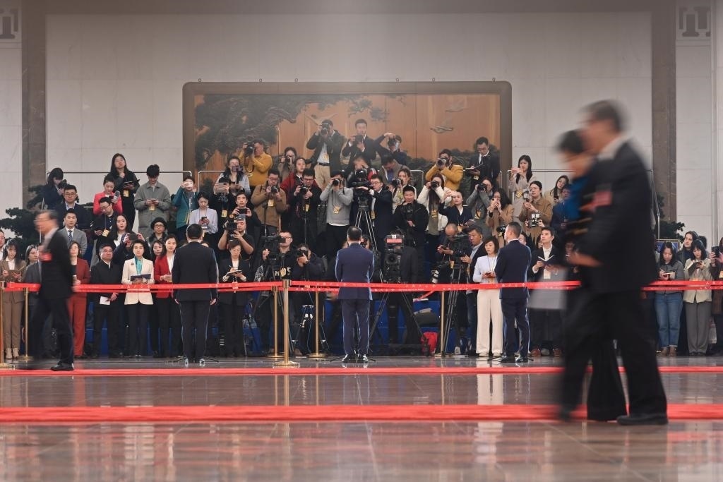 2024年3月10日，全國(guó)政協(xié)十四屆二次會(huì)議第三場(chǎng)“委員通道”集體采訪活動(dòng)在北京人民大會(huì)堂舉行。新華社記者 宋為偉 攝