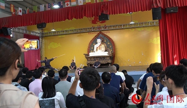 日本少林寺拳法青年代表團(tuán)觀看少林拳表演。人民網(wǎng)記者 張麗婭攝