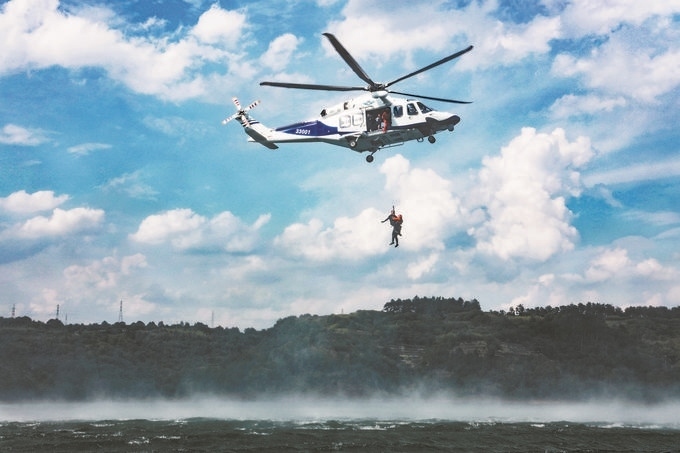 ▼7月17日，浙江省新昌縣公安局聯(lián)合浙江省公安廳警務航空隊在長詔水庫水域及周邊開展救援演練。王樟林攝