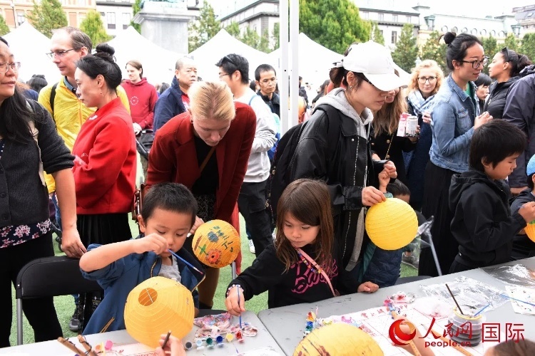 小朋友參加燈籠繪畫體驗。人民網(wǎng)記者 殷淼攝