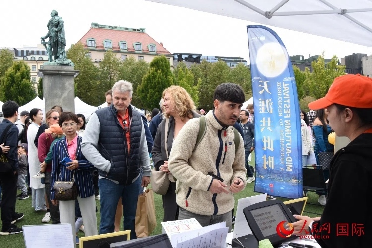 排隊等候品嘗中國美食的游客。人民網(wǎng)記者 殷淼攝