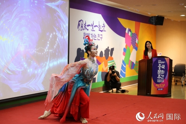 中國演員在中國文化周開幕式上表演舞蹈。人民網(wǎng)記者 莽九晨攝