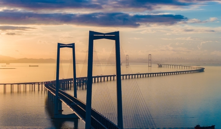 2024年6月27日，沐浴在晨曦中的深中通道（無人機(jī)照片）。新華社記者毛思倩 攝