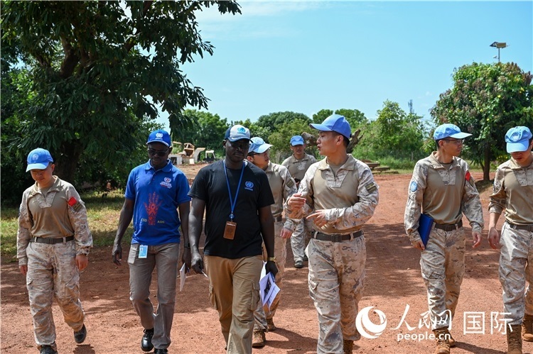 圖2 檢查組實(shí)地查驗(yàn)。孫千攝