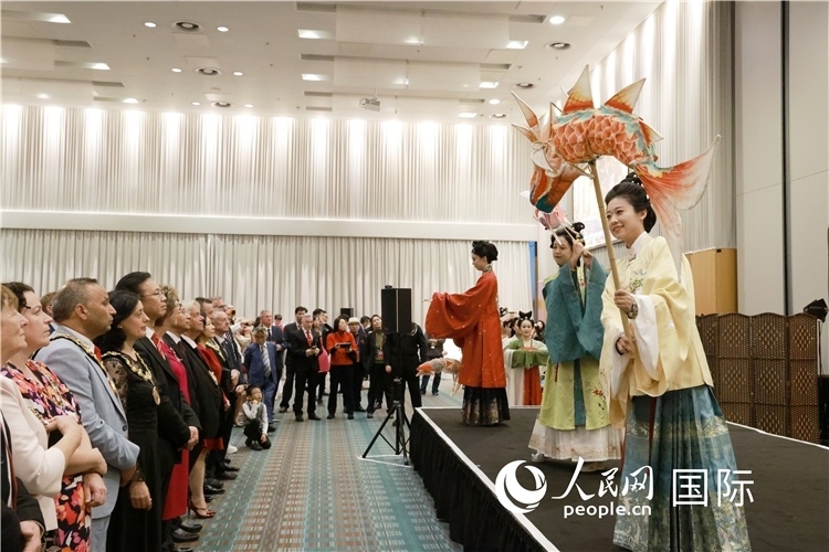 2、留學(xué)生表演了漢服展示《絲路霓裳》。邢雪攝