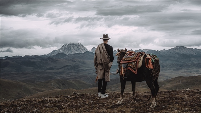 在康定八郎生都星空營地，村里的青年丹真德勒牽馬注視世代生活的家園。八郎村提供