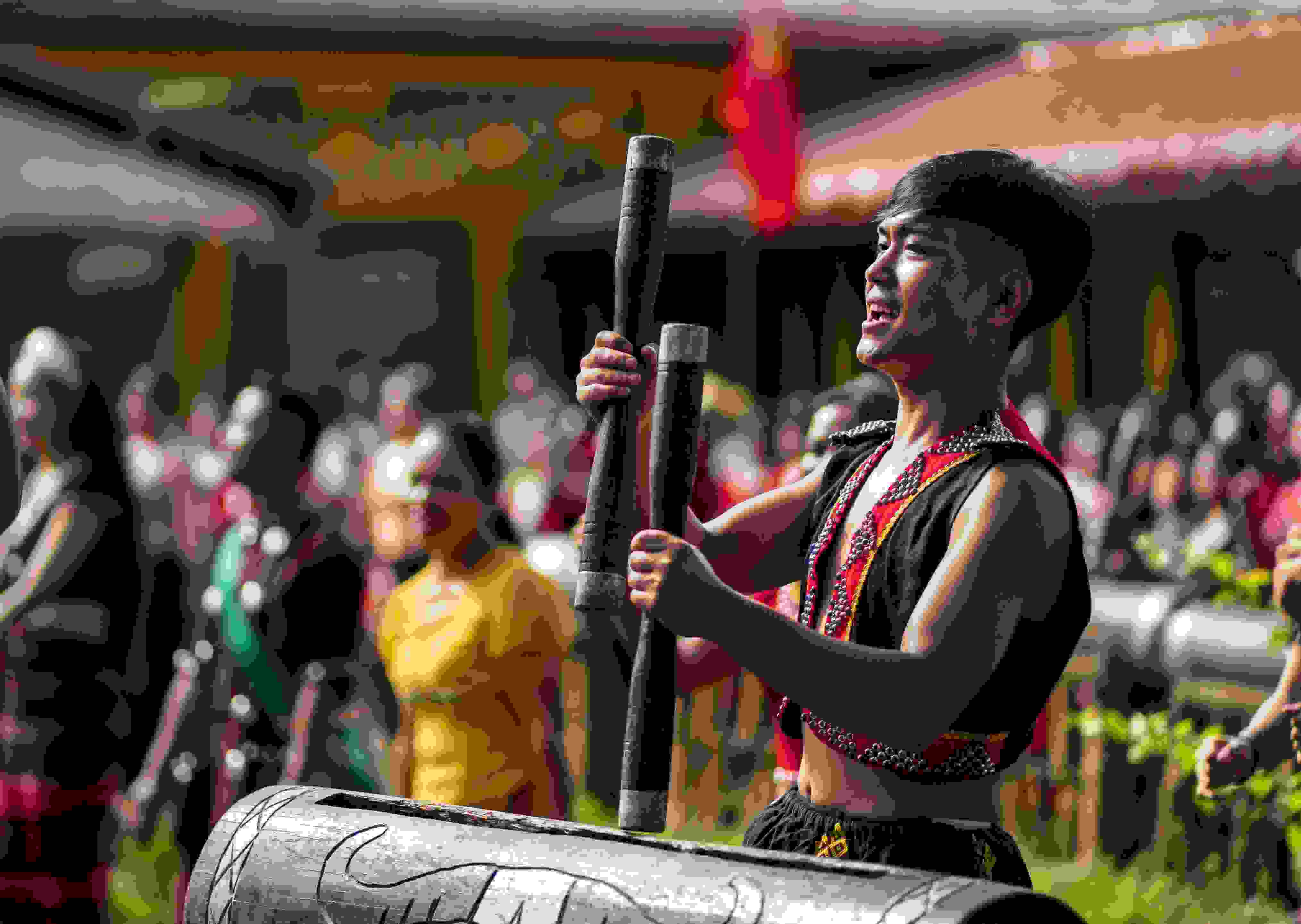 云南省滄源縣班洪鄉(xiāng)班洪村的佤族群眾唱響《阿佤人民唱新歌》（2021年8月20日攝）。