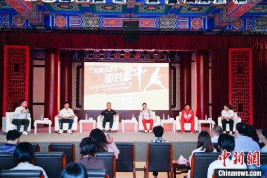 吳愉、王德新、沈?qū)W軍、江海東、朱曉蕾與在座同學(xué)們分享個(gè)人的體育故事與成長(zhǎng)感悟。上海市港澳辦供圖