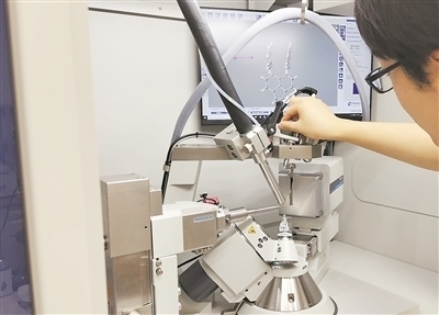 科研人員使用X射線衍射儀研究σ鍵。圖片來源：日本北海道大學(xué)