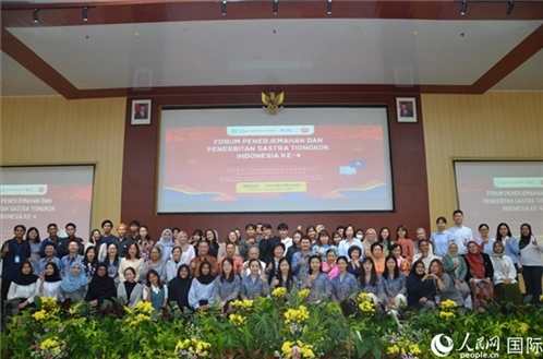 與會嘉賓與阿拉扎大學師生合影。人民網記者 李培松攝