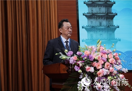 北京語(yǔ)言大學(xué)黨委書(shū)記倪海東在“走進(jìn)中華文明——海絲印記 世遺泉州”主題人文交流活動(dòng)中致辭。人民網(wǎng) 王婧攝