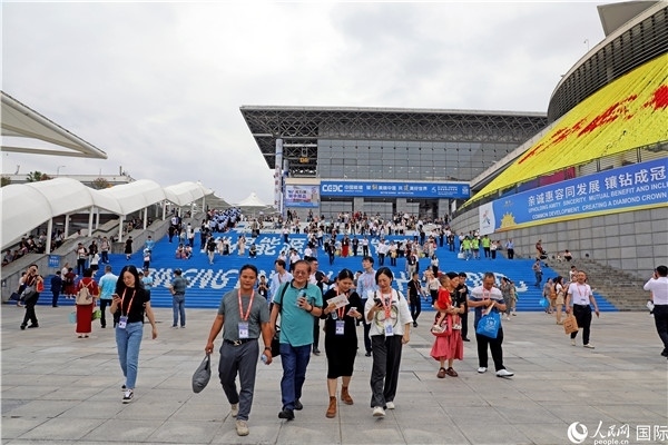 第二十一屆東博會展館外，參觀者步行離場。人民網(wǎng)記者趙益普攝