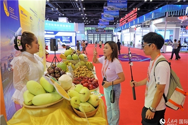 在東博會泰國展區(qū)，參觀者在向泰方工作人員了解泰國水果情況。人民網(wǎng)記者趙益普攝