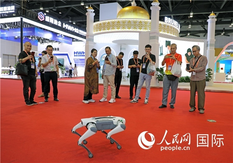 東博會(huì)上，觀眾正在參觀一只機(jī)器狗。綠色能源、新能源汽車、綠色農(nóng)產(chǎn)品等成為本屆東博會(huì)觀眾關(guān)注的焦點(diǎn)。人民網(wǎng)記者 趙益普攝