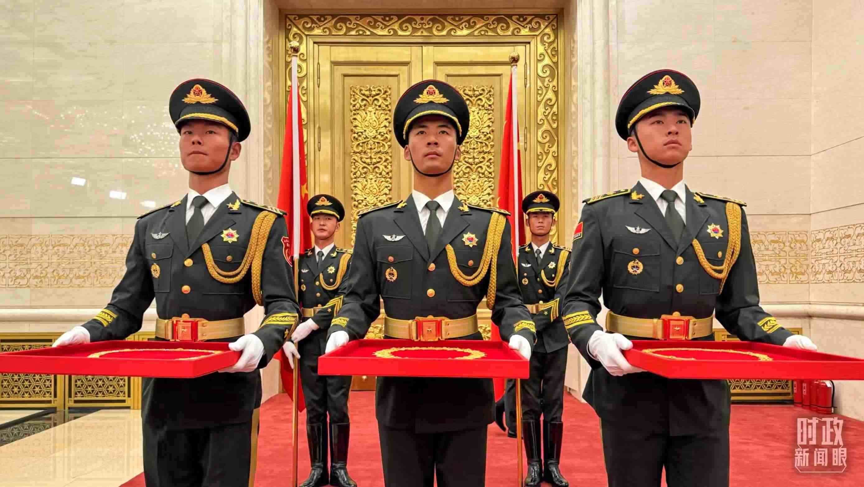 禮兵手捧共和國勛章、友誼勛章和國家榮譽稱號獎?wù)?。（總臺央視記者李增仁拍攝）