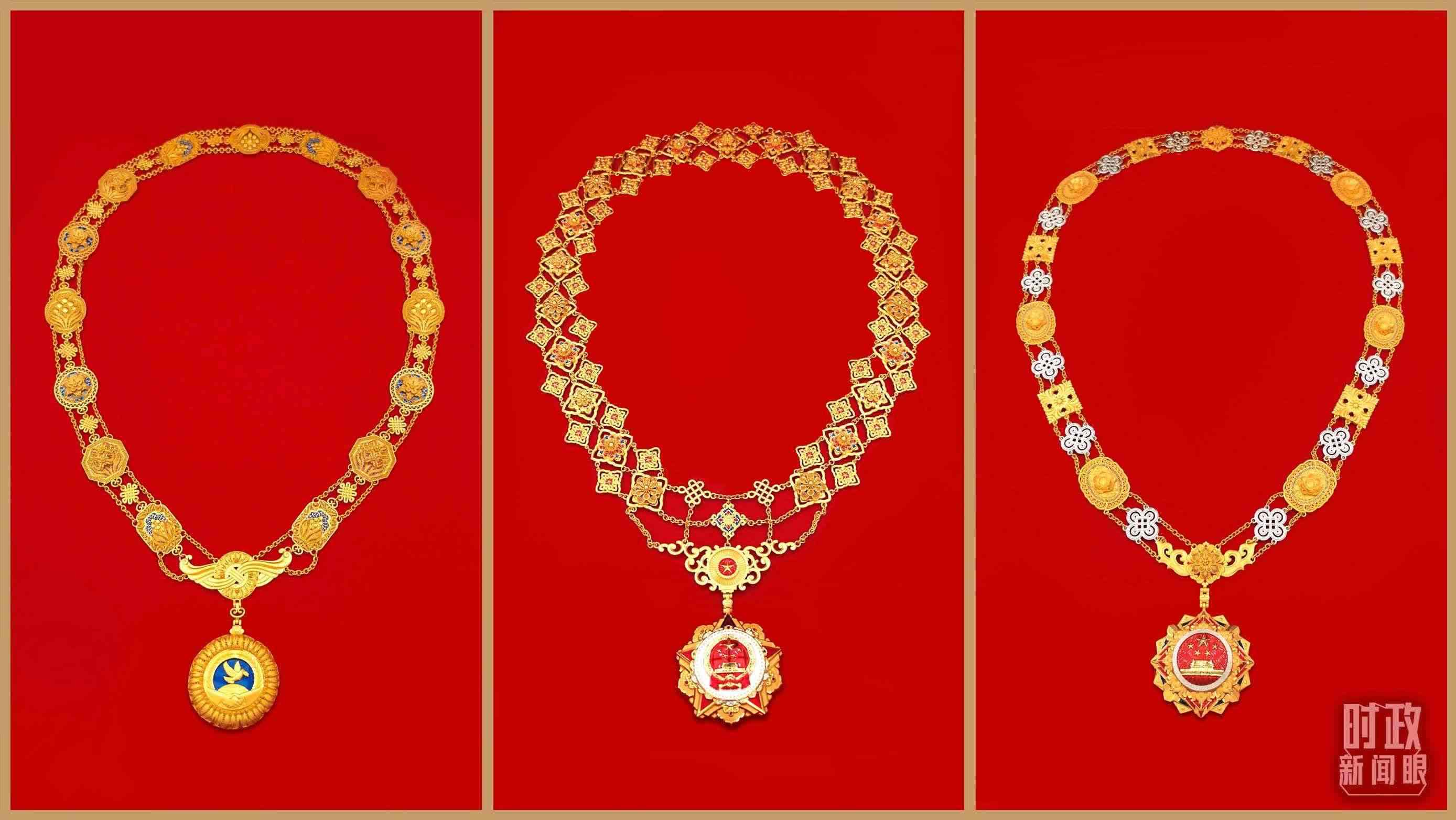 “共和國勛章”（中）、“友誼勛章”（左）和國家榮譽稱號獎?wù)拢ㄓ遥?。（總臺央視記者郭鴻、鄂介甫拍攝）