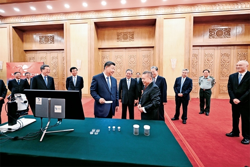 2024年9月23日，黨和國家領(lǐng)導(dǎo)人習(xí)近平、李強、趙樂際、王滬寧、蔡奇、丁薛祥、李希等在人民大會堂接見探月工程嫦娥六號任務(wù)參研參試人員代表并參觀月球樣品和探月工程成果展覽。這是習(xí)近平等參觀月球樣品和探月工程成果展覽。 新華社記者 謝環(huán)馳/攝
