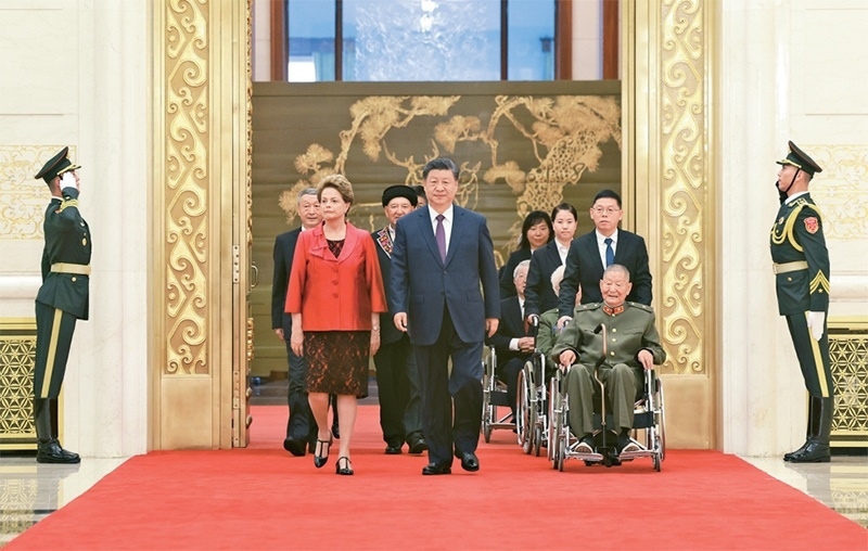 2024年9月29日，中華人民共和國國家勛章和國家榮譽稱號頒授儀式在北京人民大會堂金色大廳隆重舉行。中共中央總書記、國家主席、中央軍委主席習(xí)近平同國家勛章和國家榮譽稱號獲得者一同步入會場。 新華社記者 王曄/攝