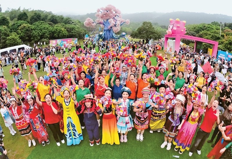 自2014年起，廣西持續(xù)舉辦“廣西三月三·八桂嘉年華”活動，各地民族民俗活動次第登臺，精彩紛呈，這個傳統(tǒng)民族節(jié)慶已演變?yōu)楦髯迦嗣窆蚕砉矘返墓?jié)日盛會和知名文化旅游品牌。圖為2024年4月11日在南寧市拍攝的活動主會場。 新華社記者 周華/攝