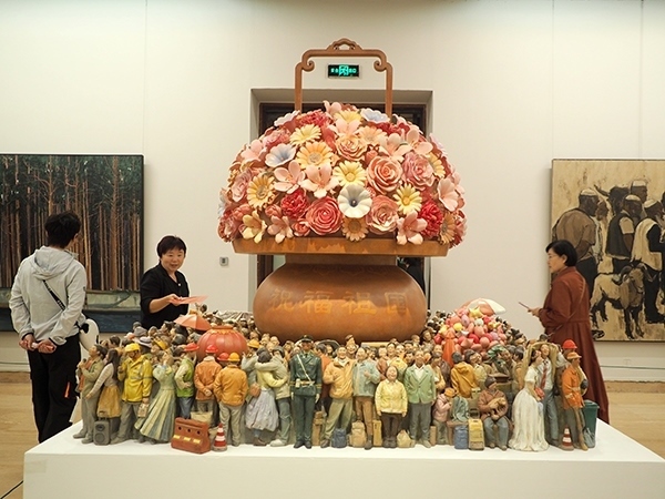 2024年9月28日，觀眾在中國美術館參觀“慶祝中華人民共和國成立75周年——第十四屆全國美術作品展覽進京作品展”。杜建坡攝。來源：人民圖片網(wǎng)