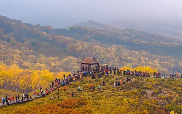 2024年9月27日，內蒙古自治區(qū)赤峰市克什克騰旗烏蘭布統(tǒng)景區(qū)層林盡染，游人如織，風光如畫。來源：人民圖片網(wǎng)