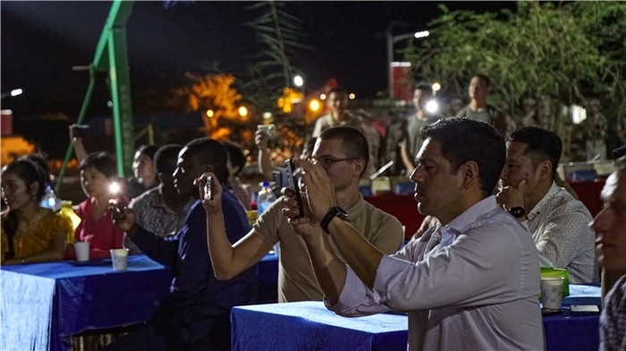 圖8-精彩內(nèi)容引得外國(guó)來賓紛紛拍照留念（馬騫攝）