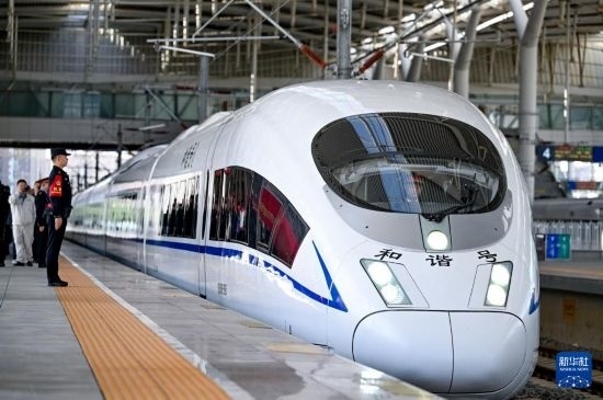 10月1日，由銀川開(kāi)往惠農(nóng)的C8218次列車(chē)從銀川站駛出。