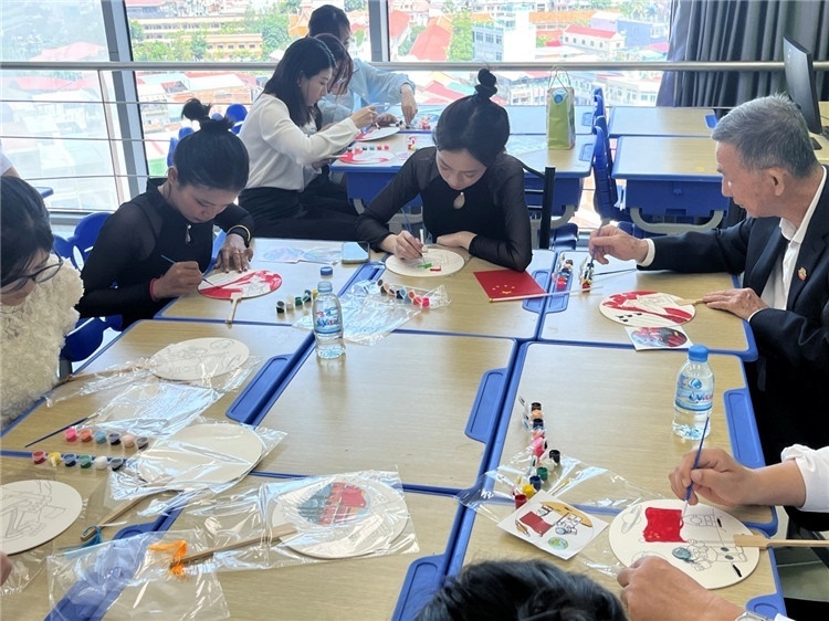 觀眾們在體驗畫扇。Sem Sophea攝