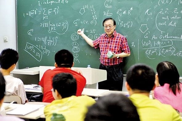 姚期智為清華大學學生授課。