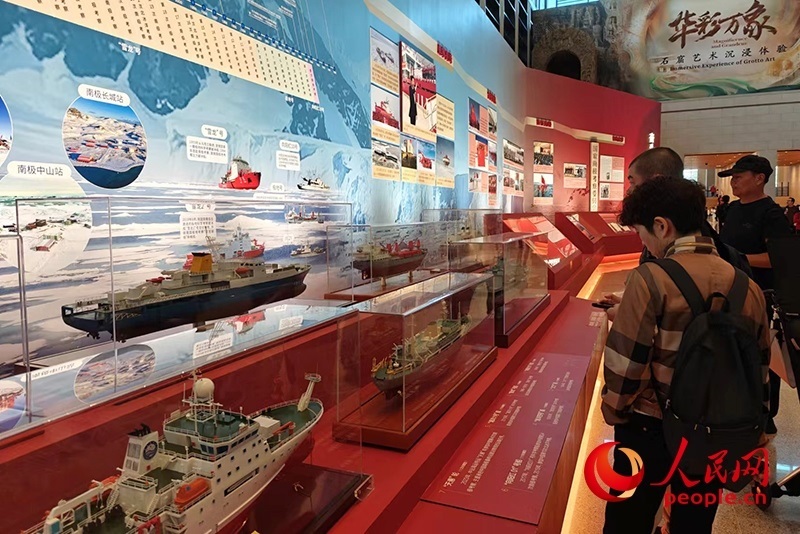 觀眾正在參觀中國極地考察40周年成就展。人民網(wǎng)記者 韋衍行攝