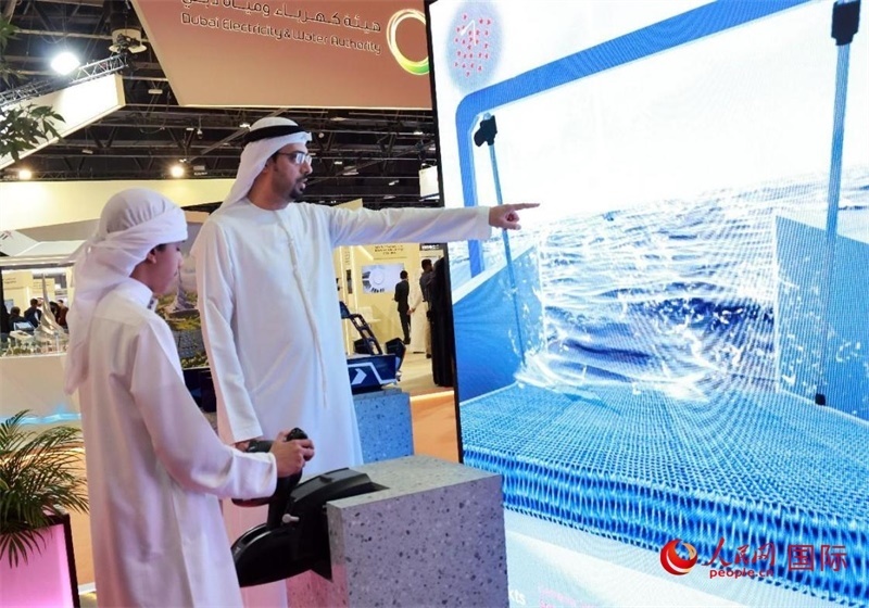 一名兒童在模擬操作船舶，撿拾海洋垃圾。人民網(wǎng)記者管克江攝